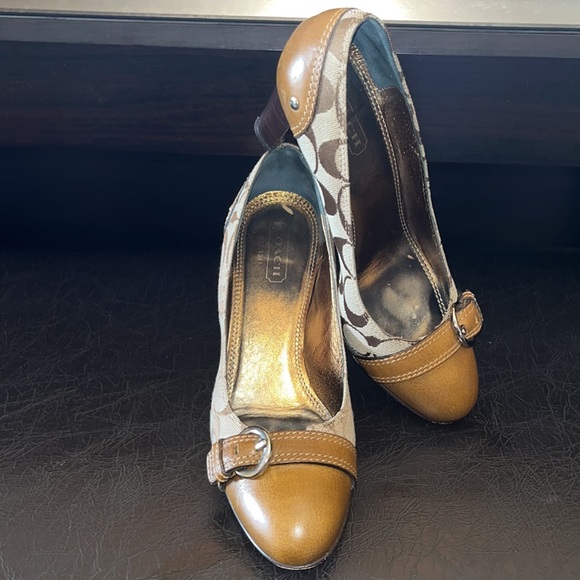 Coach Pumps - Picture 2 of 10
